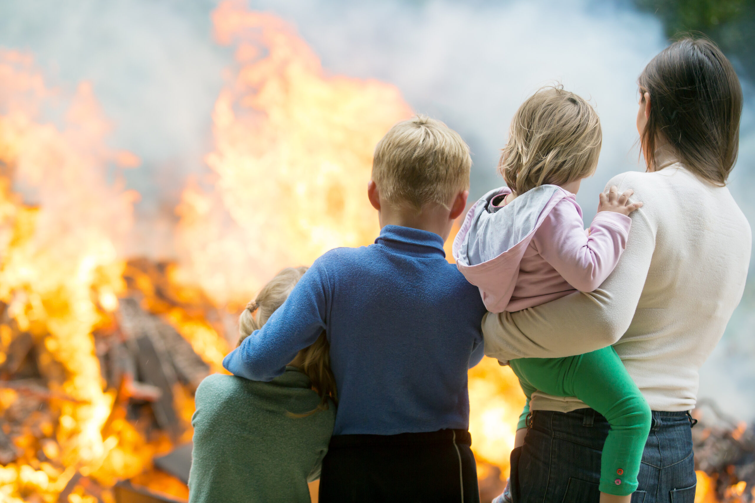 Защитить дом семью. Пожар для детей. Семей пожар. Шалости детей с огнем. Человек в пожаре.